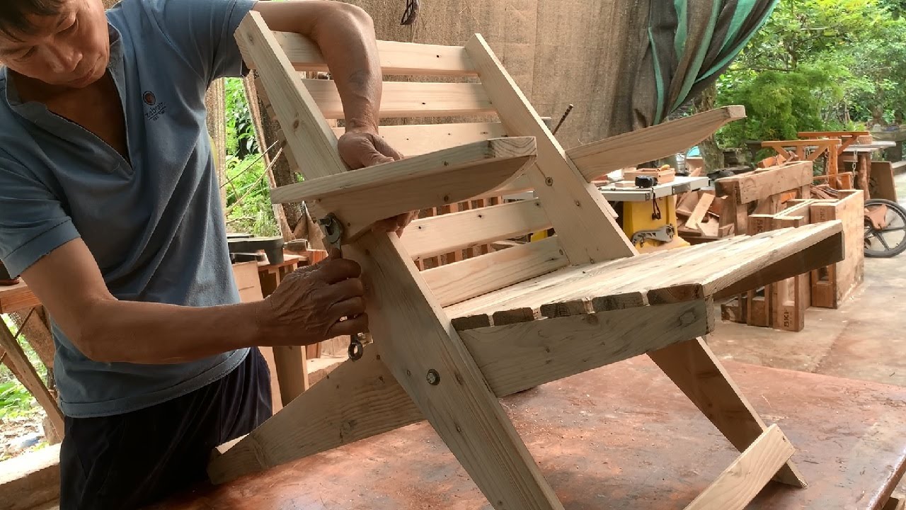 Awesome Carpenter's Idea Of Using Old Pallets // A Sturdy Folding Chair Made From Pallets