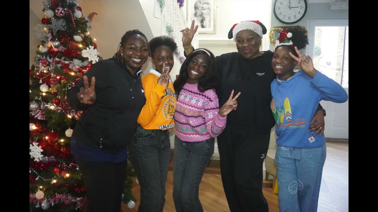 Рождественские колядки и праздничное настроение в доме престарелых GV Whitecroft Home