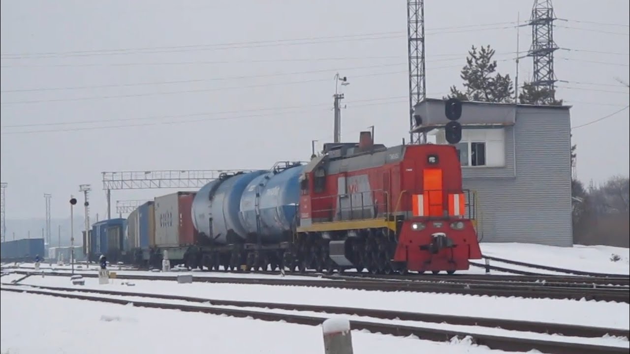 Маневровый тепловоз ТЭМ18ДМ-1296 с вагонами совершает манёвры на горке