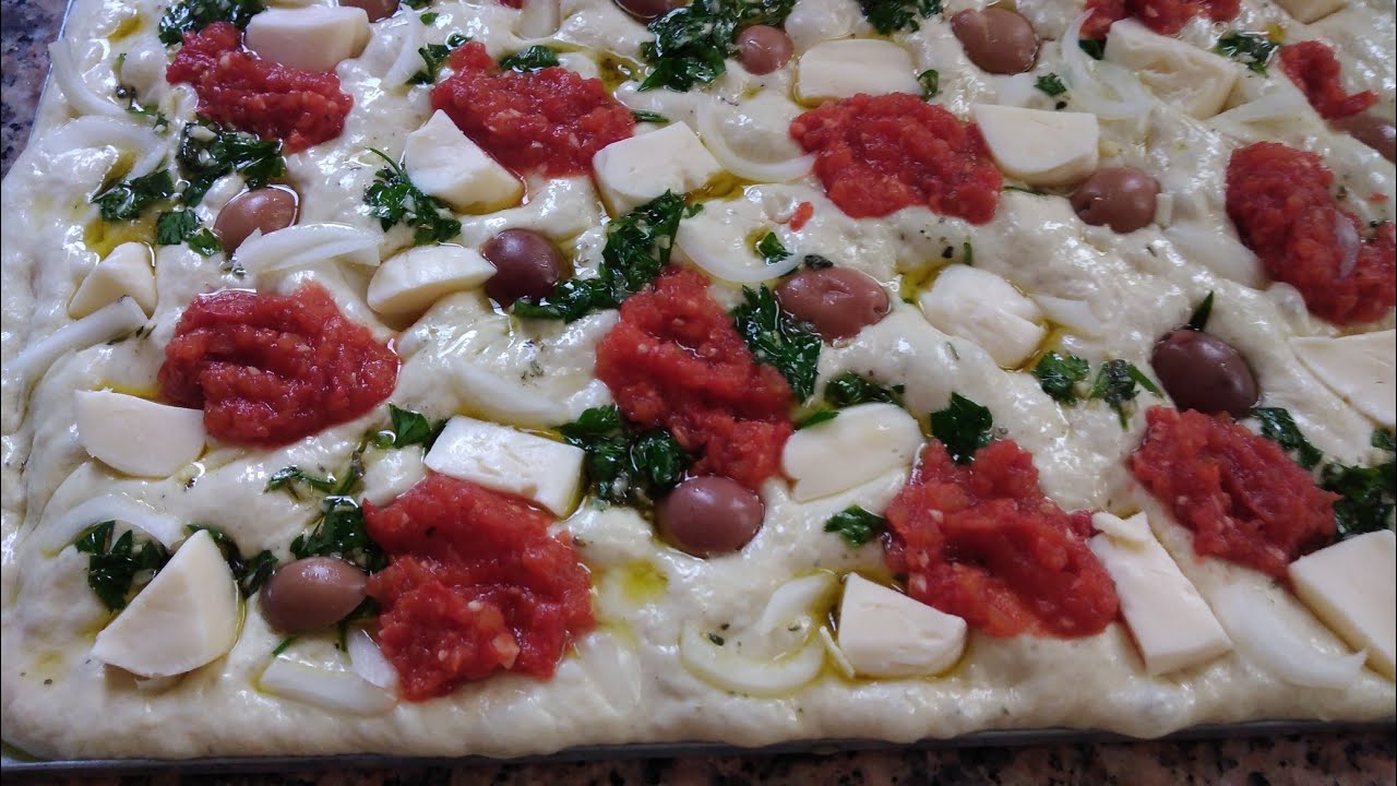 بيتزا بعجينة خبز الفوكاتشا الإيطالي👌 بنة عالمية 😋