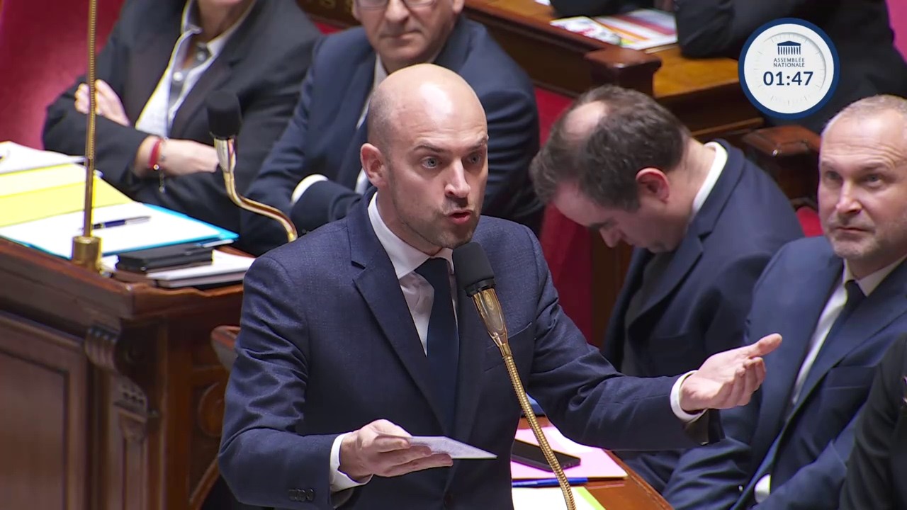 Ce député DEZINGUE le gouvernement sur les relations internationales