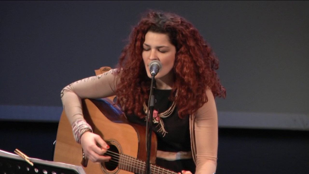 Ελπίδα Γάδ ''ANNOYΛΑ'': Στίχοι Ρίτα Μπούμη-Παππά * Μουσική και β' φωνή: Μπάμπης Κουλούρας.