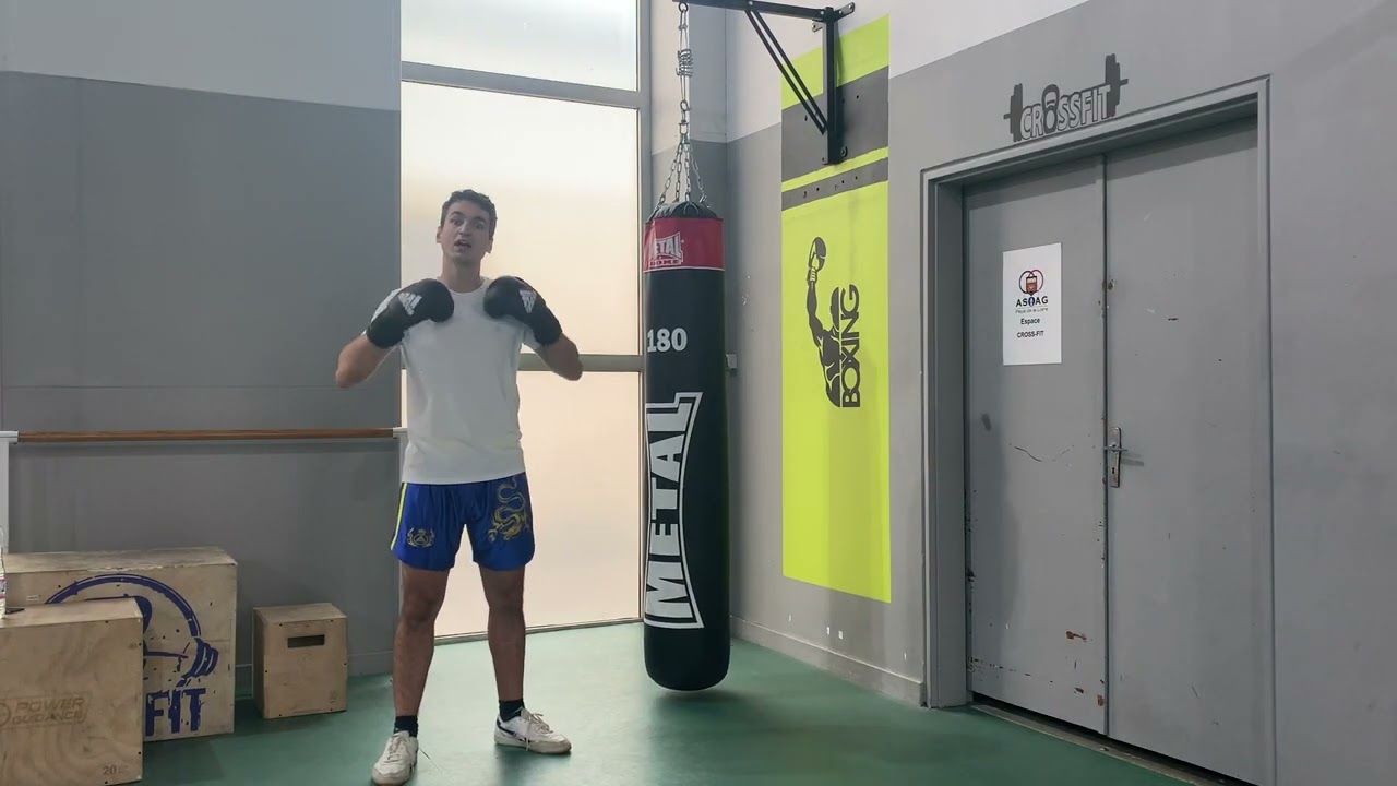 L'exercice pour passer à un autre niveau au sac de frappe