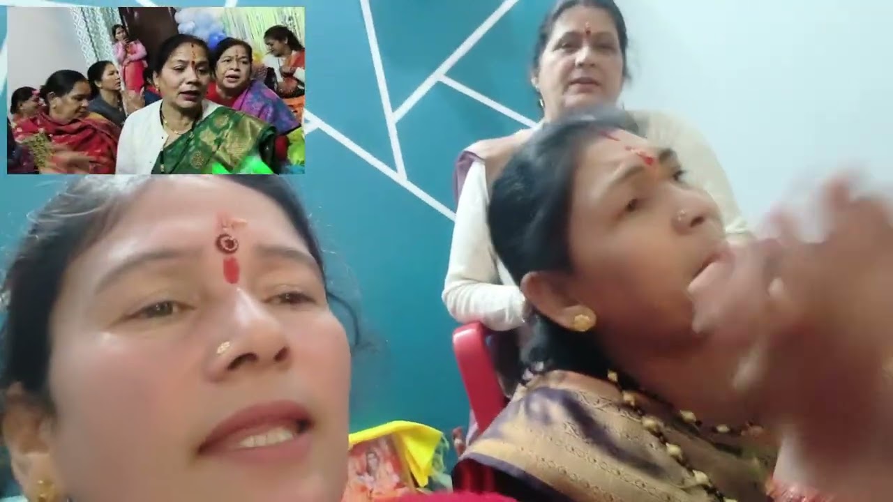 नामकरण  में  बच्चा  जच्चा  को दिया आसिबाद 