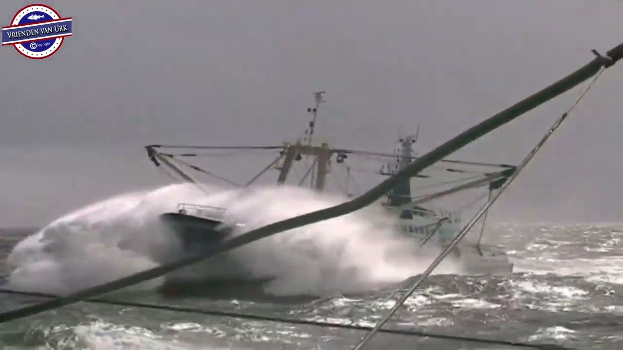 Het Levenschip -Urker kotters in zwaar weer