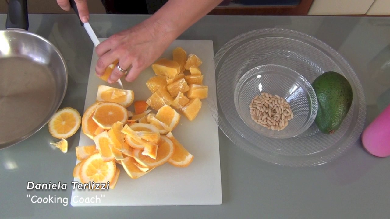 Frullato di arance avocado pinoli e latte di mandorle