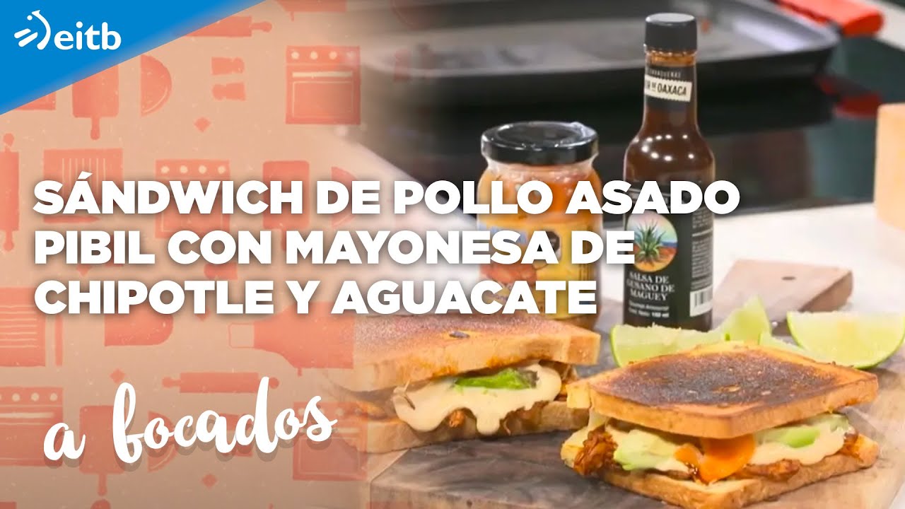 A BOCADOS: Sándwich de pollo asado pibil con mayonesa de chipotle y aguacate