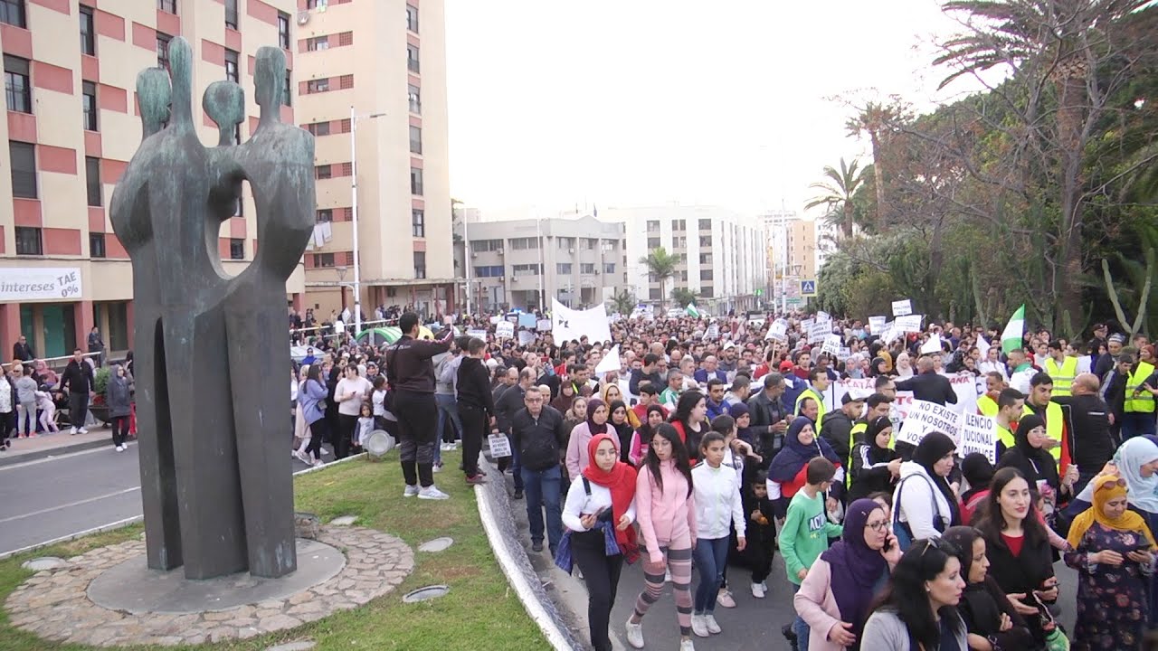 La manifestación por la convivencia supera las 6.000 personas ante el Ayuntamiento
