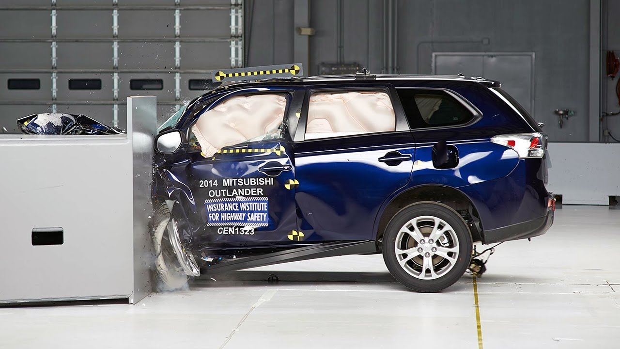 2014 Mitsubishi Outlander driver-side small overlap IIHS crash test