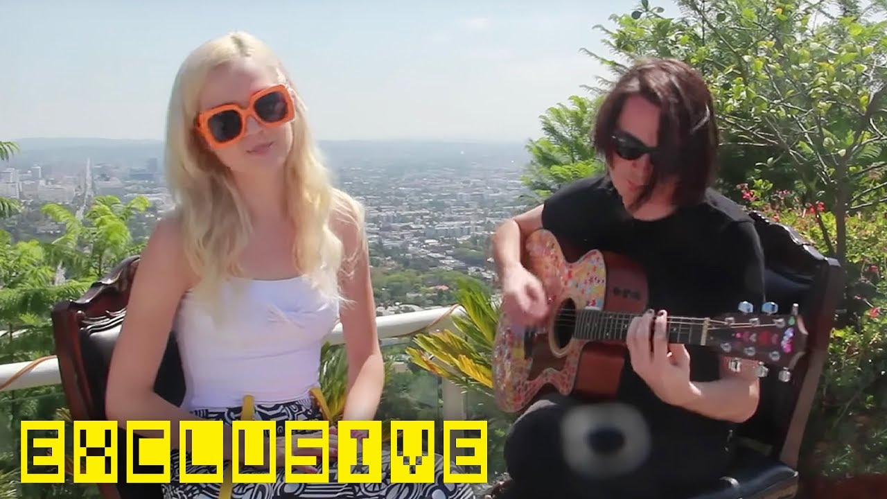 That Poppy Performs 