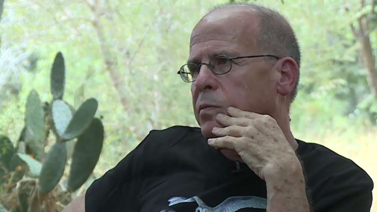 הסופר מאיר שלו: 