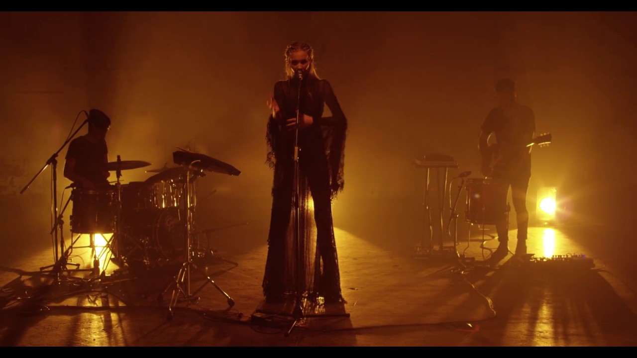 Woodes - Bonfire (Official Live Video)