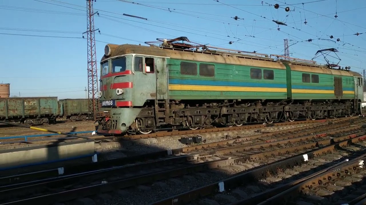 ВЛ8м - 166 заезжает на горку.