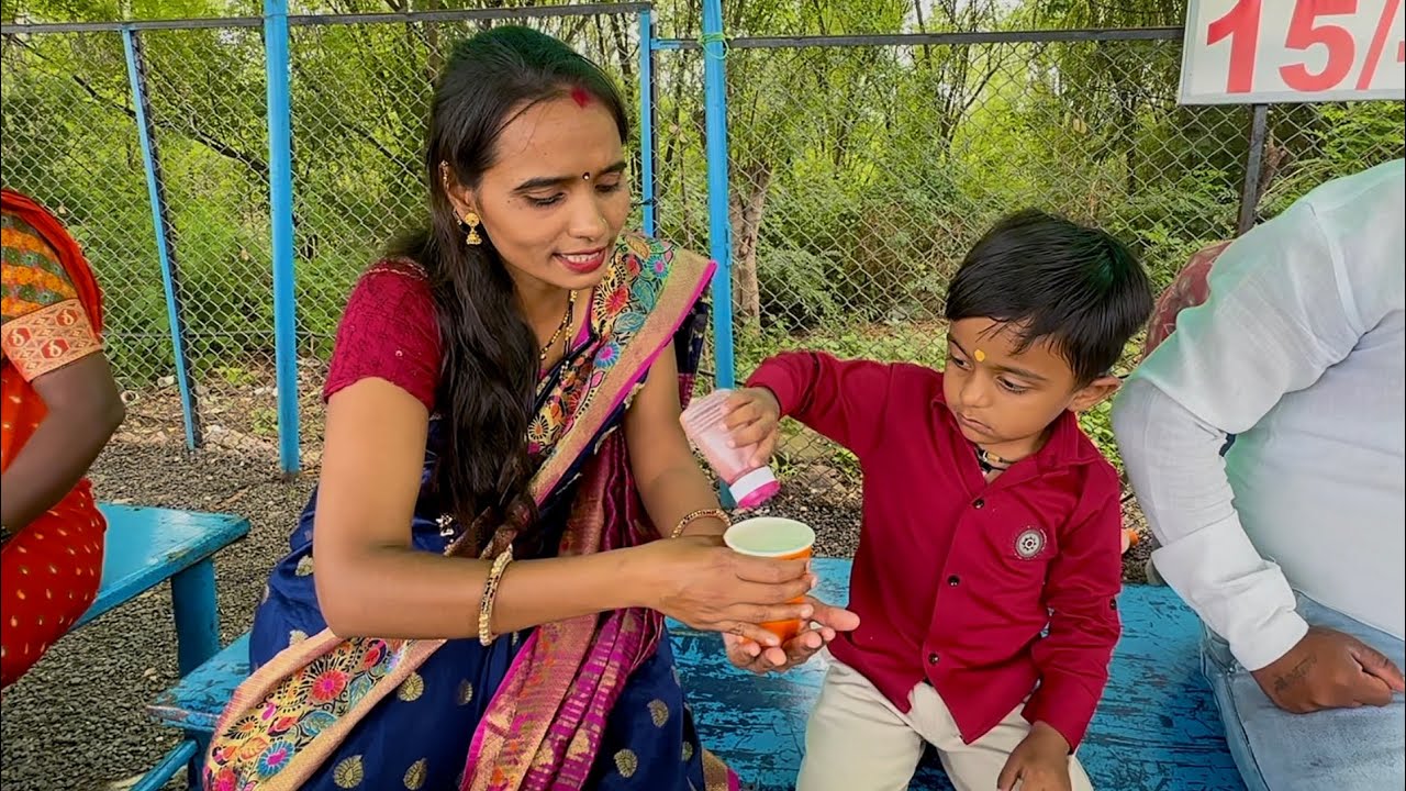 माऊली उसाचा रस प्यायला दिंडोरी रस्त्यावर थांबला |