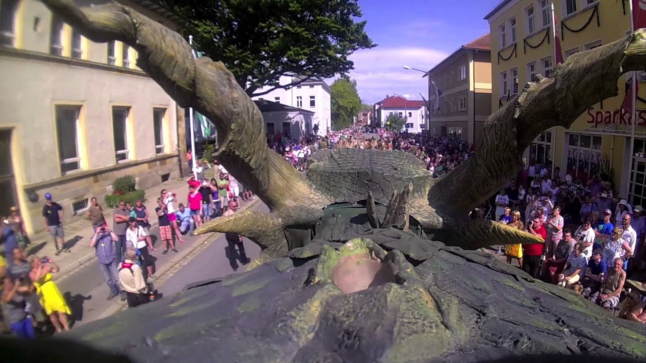 Der Further Drache beim Festzug durch die Stadt
