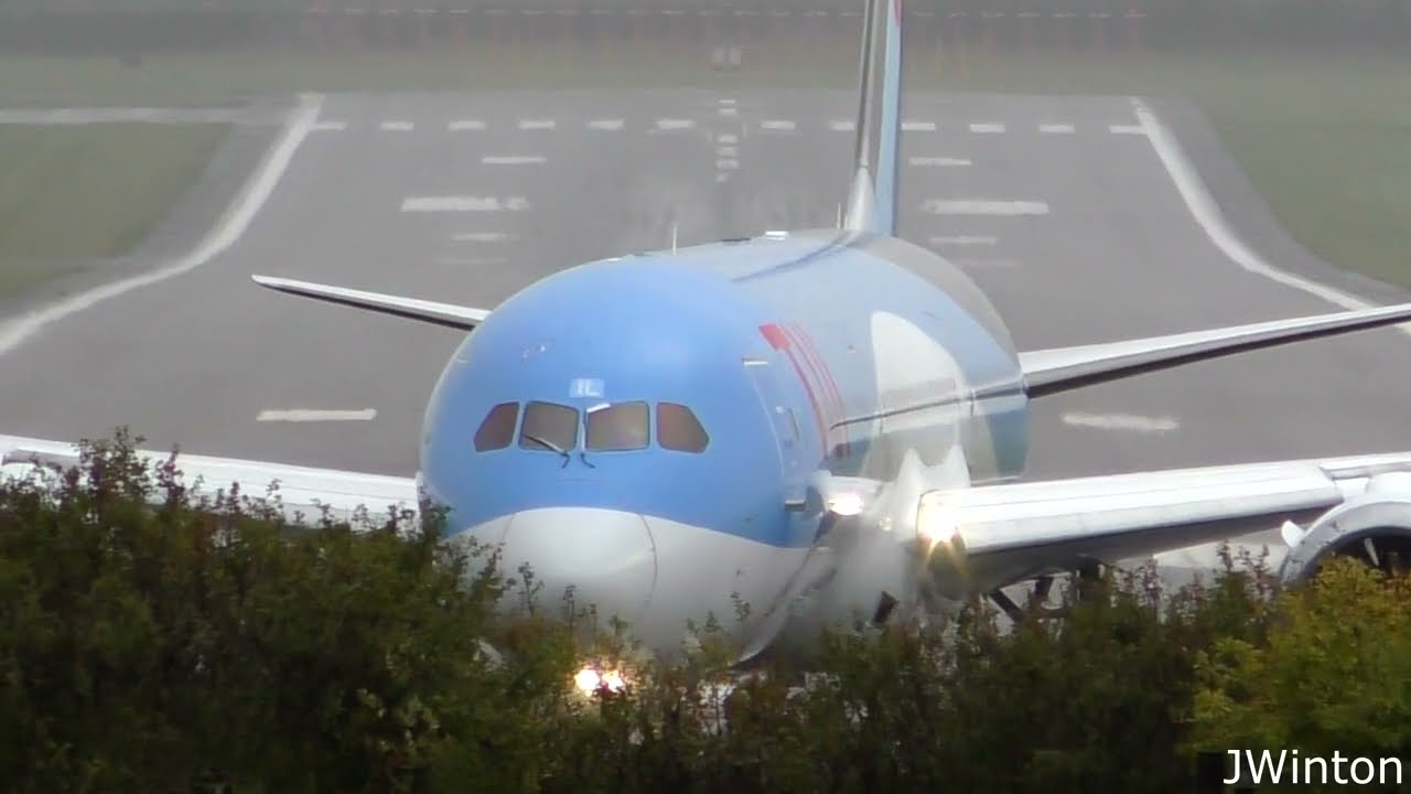 TUI Boeing 787-9 Dreamliner G-TUIL at Newcastle Airport