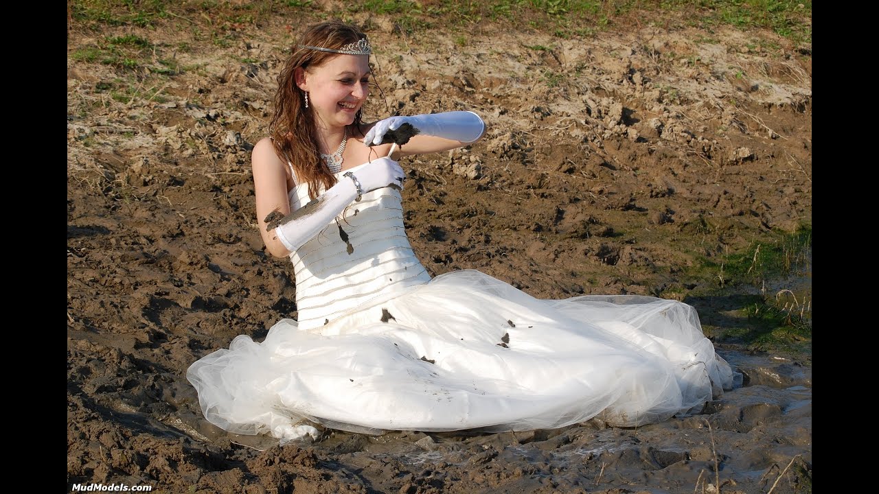 Trash the dress: Mandy in weddingdress on mudmodels.com