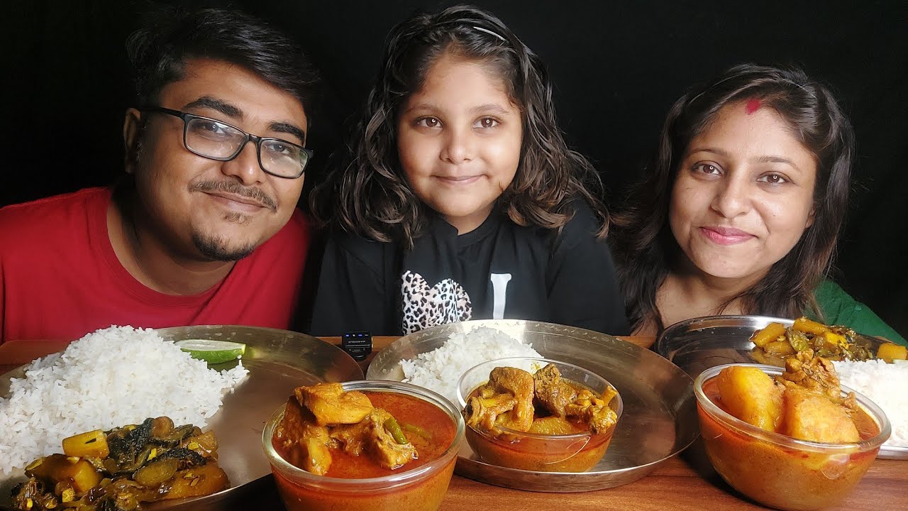 আজকে আমরা তিনজন একসাথে লাঞ্চ করলাম, ভাত, chicken er lal jhol, কেমন লাগলো তোমাদের জানিও কিন্তু