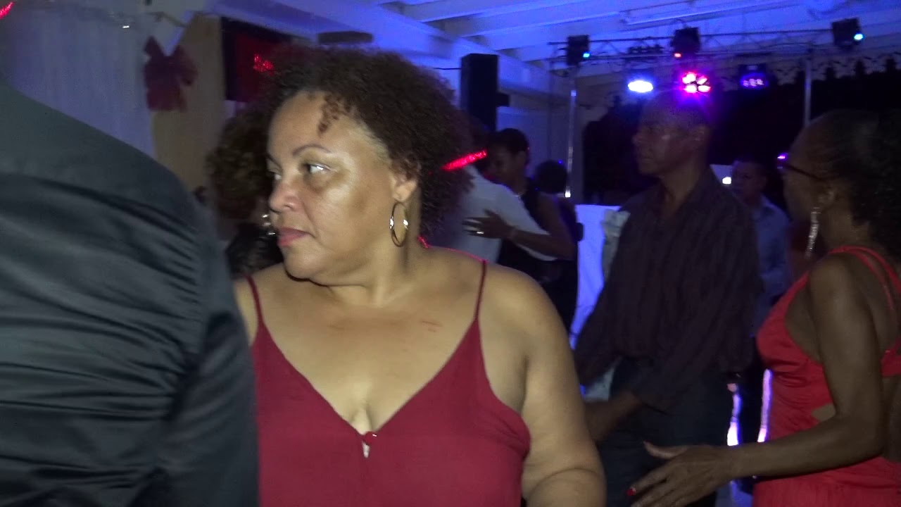 un public venu de la toute guadeloupe et tres content du service a table
