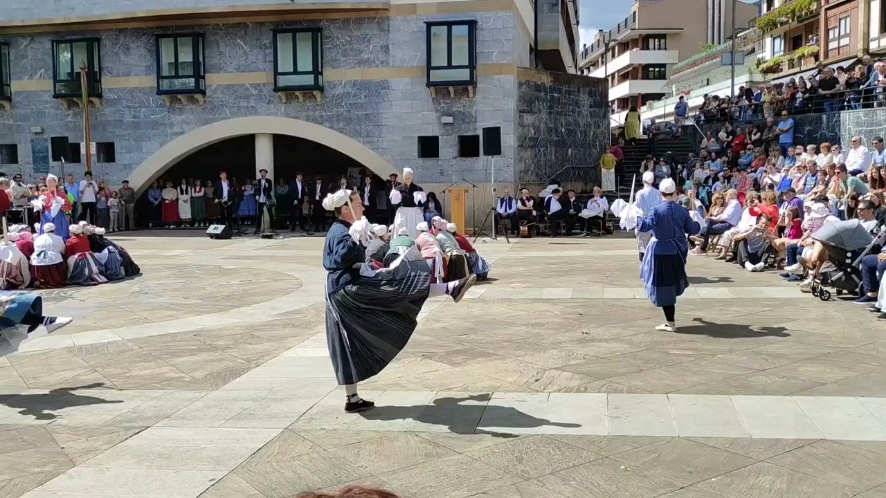 Sustraiak taldearen ezpata dantza Santikutz egunean
