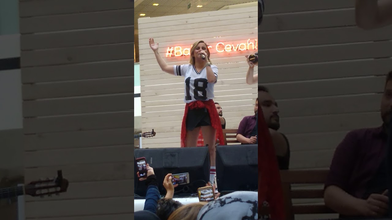 Merve Özbey - Telefonun Başında Çaresiz Bekliyorum (Cevahir AVM) (28.04.2018)