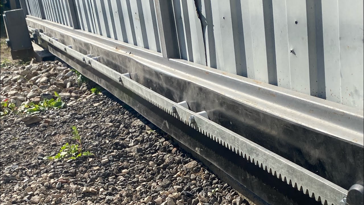 Щель под воротами