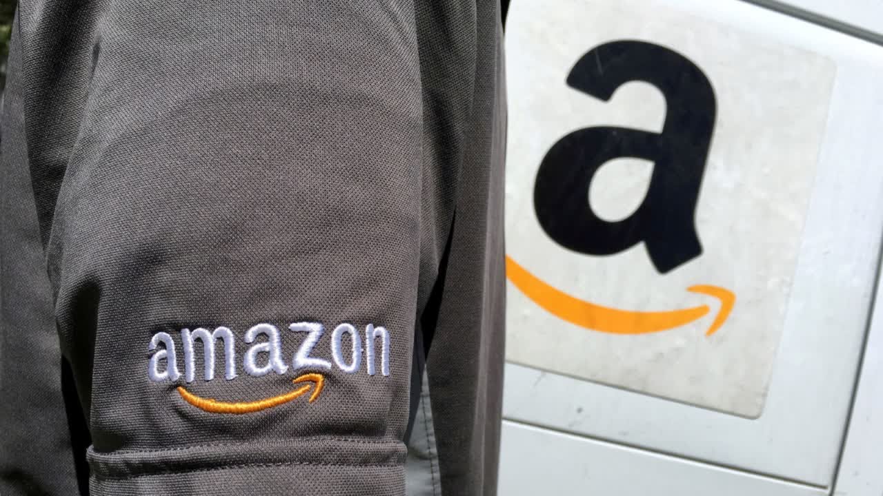 Trump set for Amazon battle after Twitter attack
