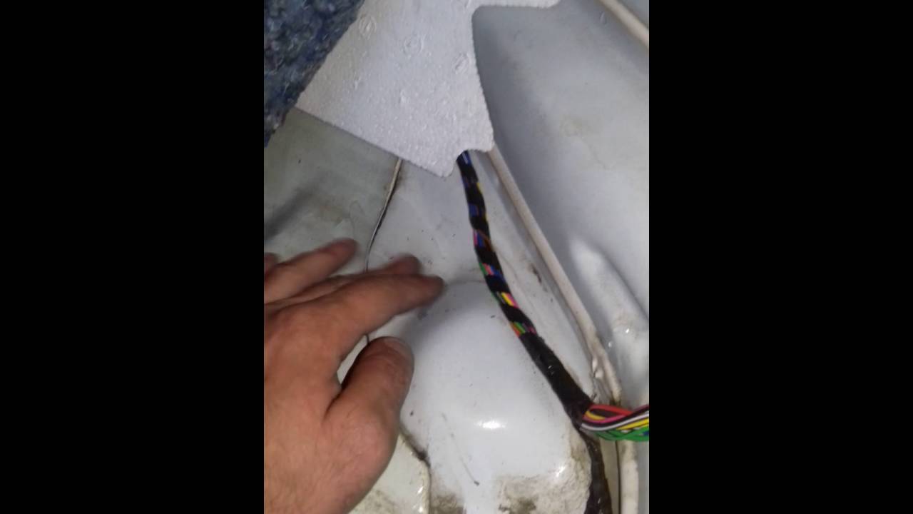 Протечка на пассажирском месте в приоре.