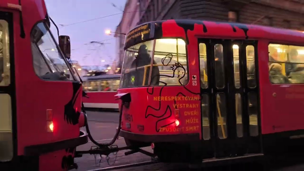 Tramwaje w Czechach. Ogromny ruch tramwajów na skrzyżowaniu w Pradze. Praga Czechy