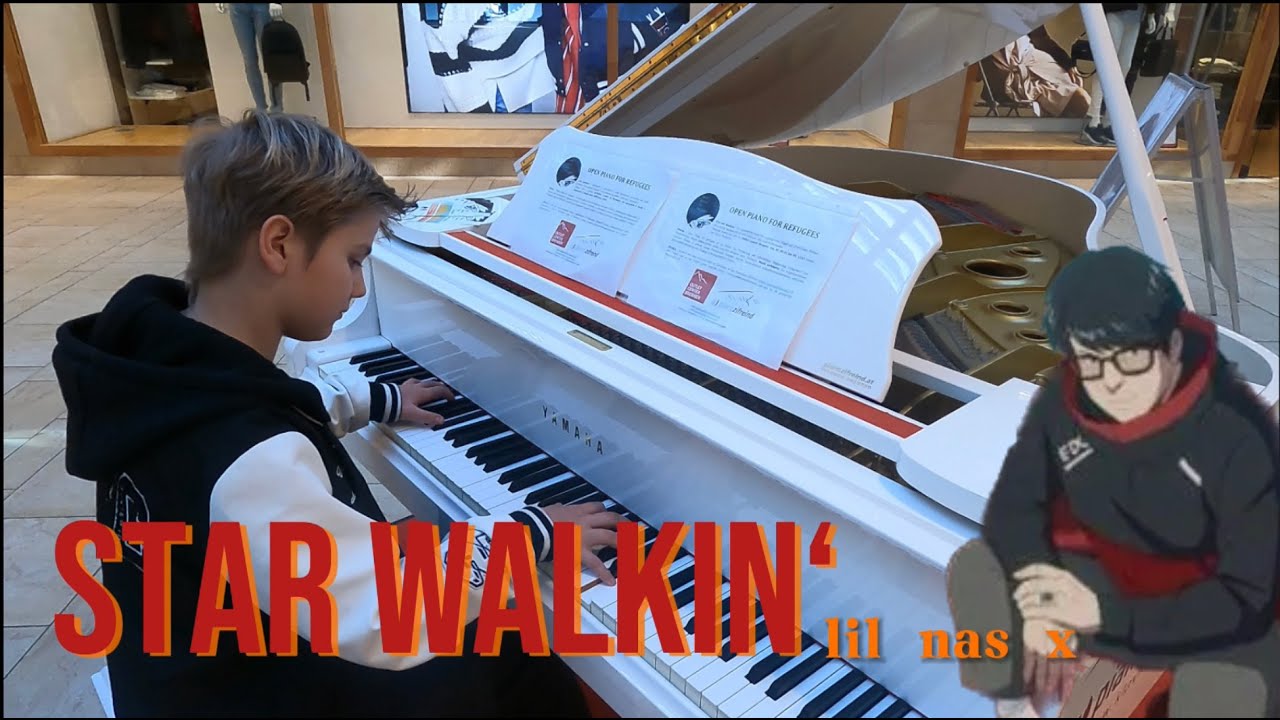 STAR WALKIN Lil Nas X - („League of Legends“-WM-Hymne) Piano in Public in a Shopping Mall