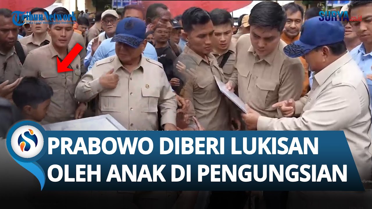 MOMEN HARU Prabowo Diberi Lukisan dari Seorang Anak saat Tinjau Pengungsian di Bener Meriah