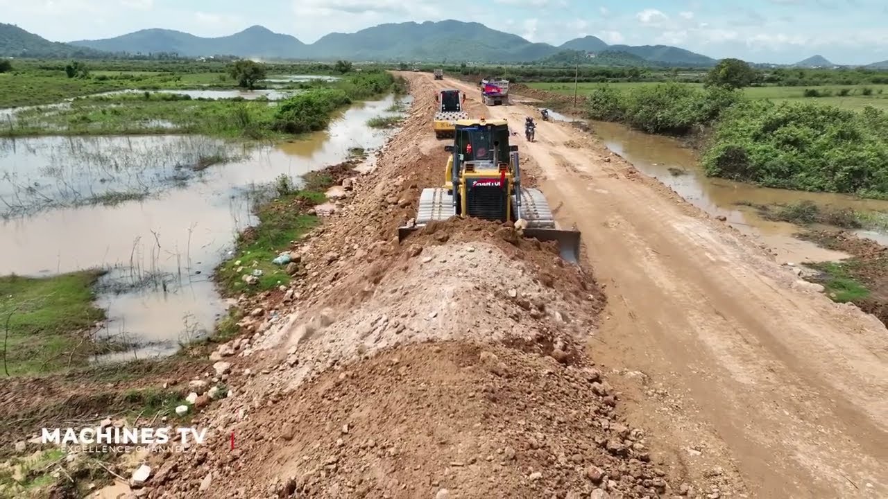 New Road Building Strong Force Power Bulldozer SHANTUI Long Pushing Dirt and Stone Truck Dumping