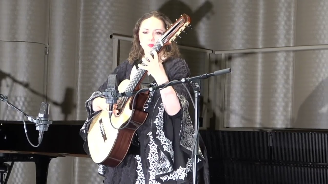 J. S. Bach Lute Suite e - minor BWV 996 - Gigue played by Hedvika Švendová on 8strings guitar