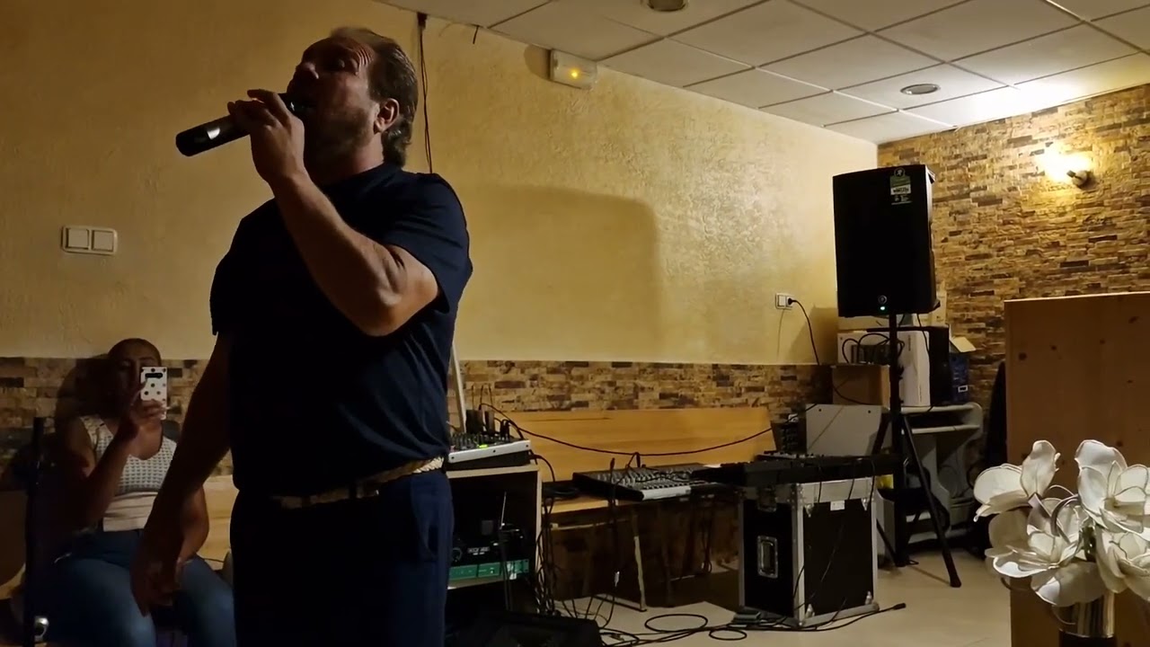 Hno Curri ( De El Grupo Los Casta ) Cantando Alabanzas Para El Señor   Visita En La Igle