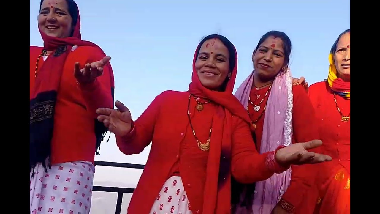 पहाड़ी औरतें द्वारा होली में शानदार प्रदर्शन 😍😍