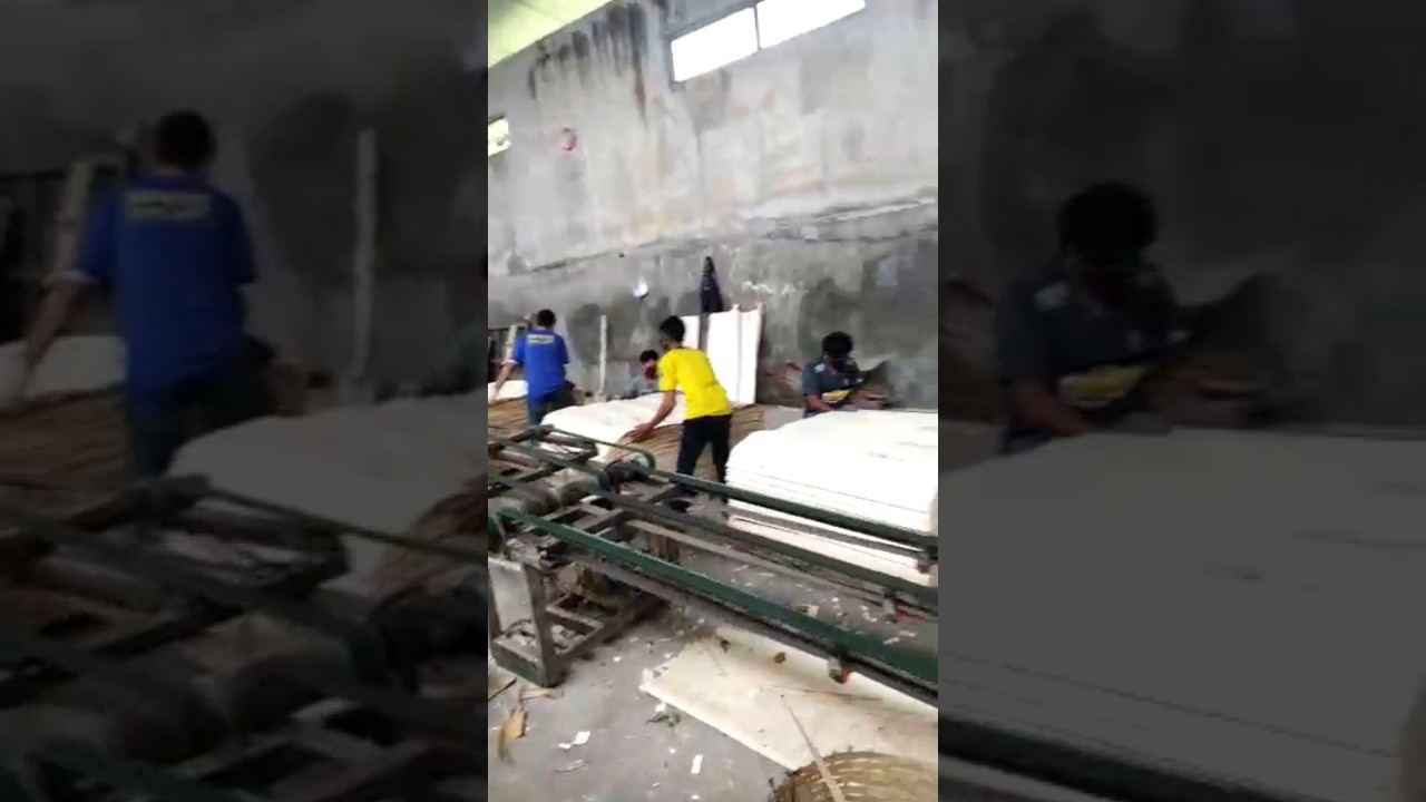 Penyusunan shortcore hasil kupasan mesin rotary di pabrik triplek #plywood #triplek #pabrikplywood