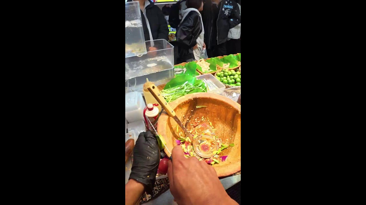 Live broadcast of street food specialties and fruit delicacies