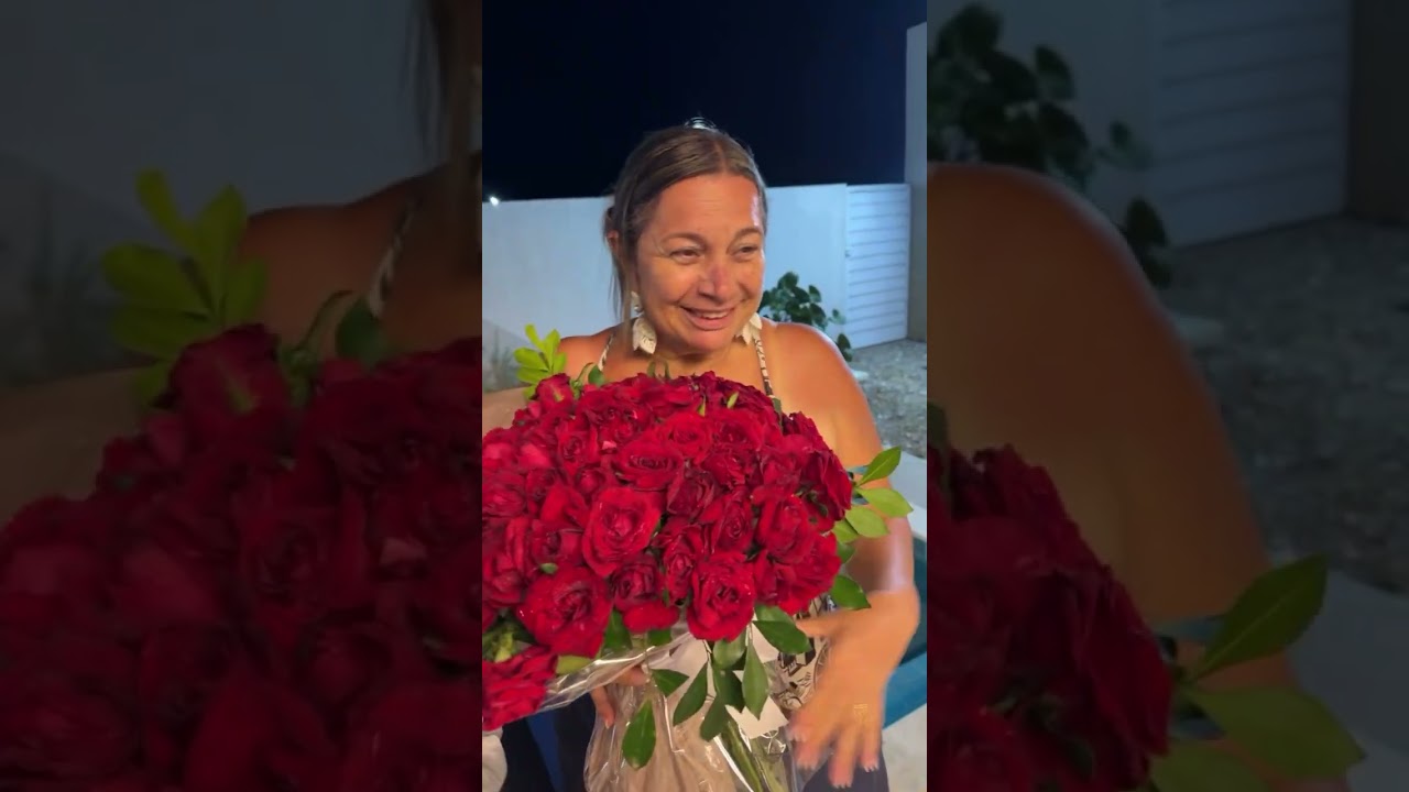 Lucas Guimarães chega com buquê de rosa para as mulheres