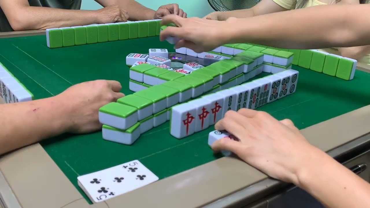 46  红中麻将不中当全中之老表战美女，三红中来，我自摸你们随意