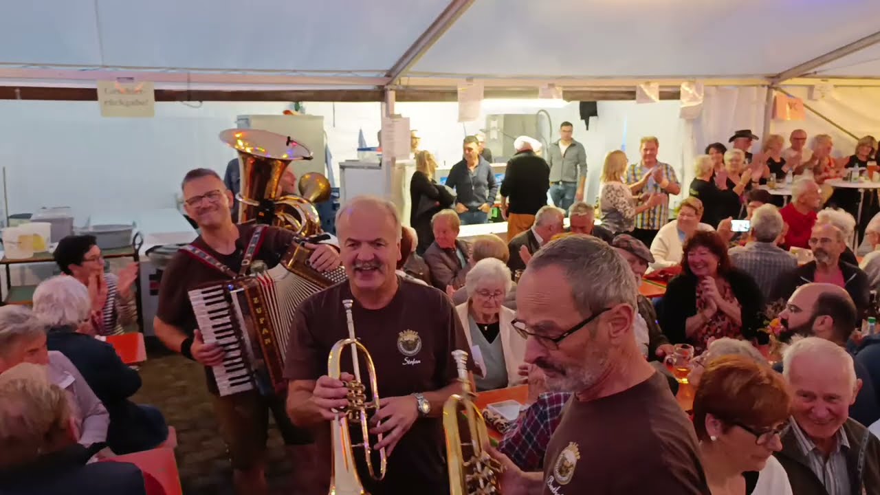 Kleiner Harmonikaspieler-Rucksackmusikanten-Arnshausen-14.09.25