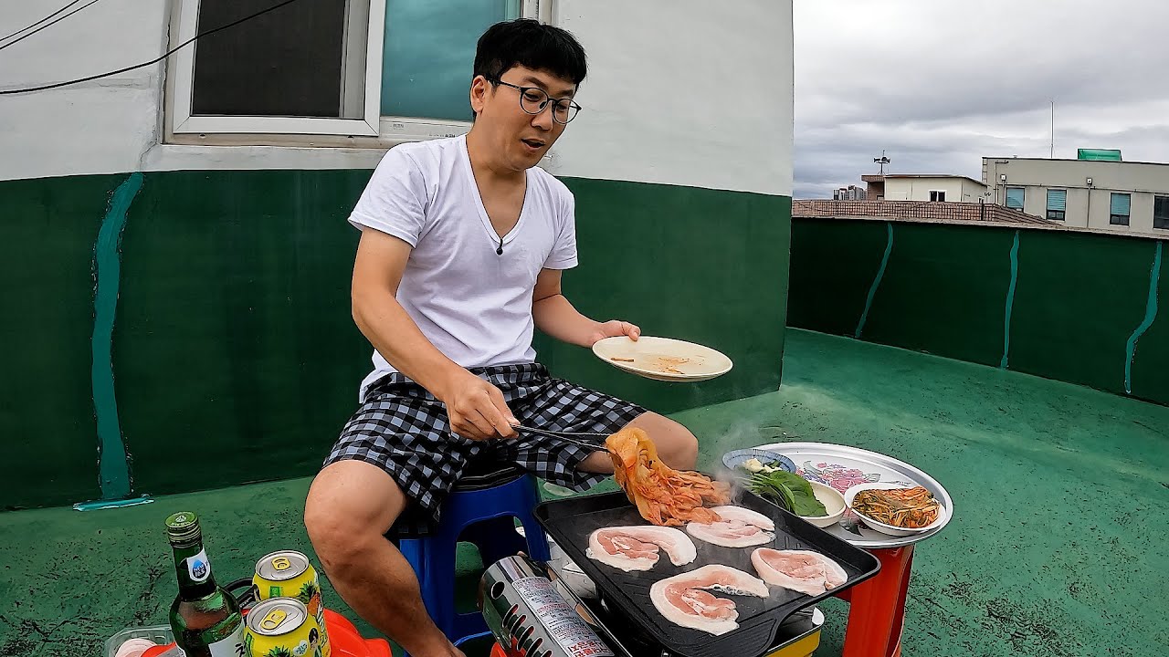 옥탑방 생활의 행복을 누리는 혼자 사는 중년 남자의 삶