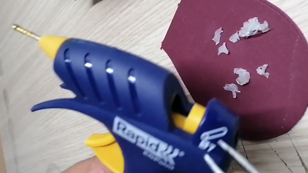 Pulizia pistola colla a caldo Rapid con punta fine modificata.