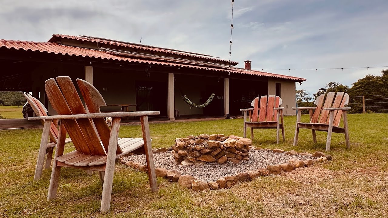 Fogueira nova e peixe frito na fazenda 
