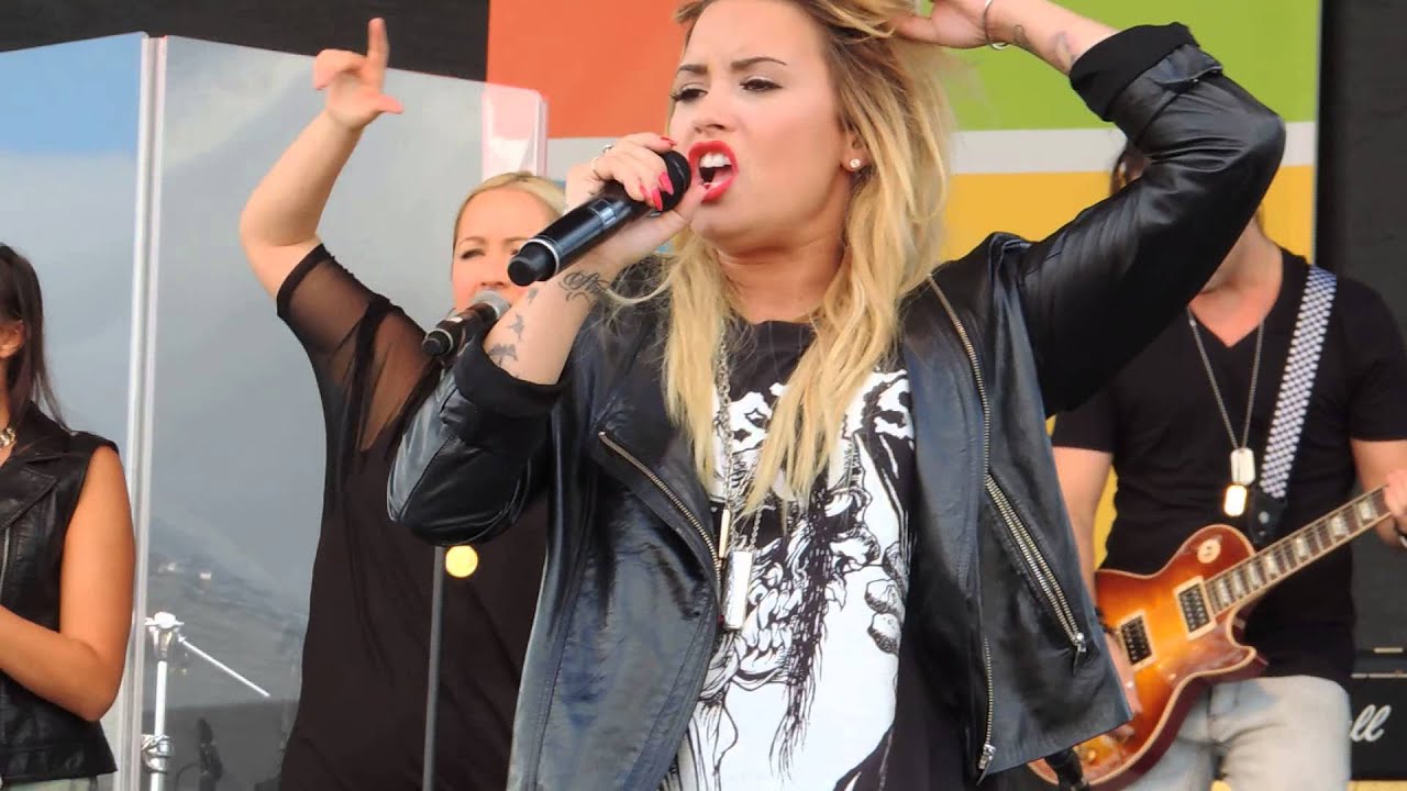 Heart Attack - Demi Lovato (Live Microsoft 9/21/13)