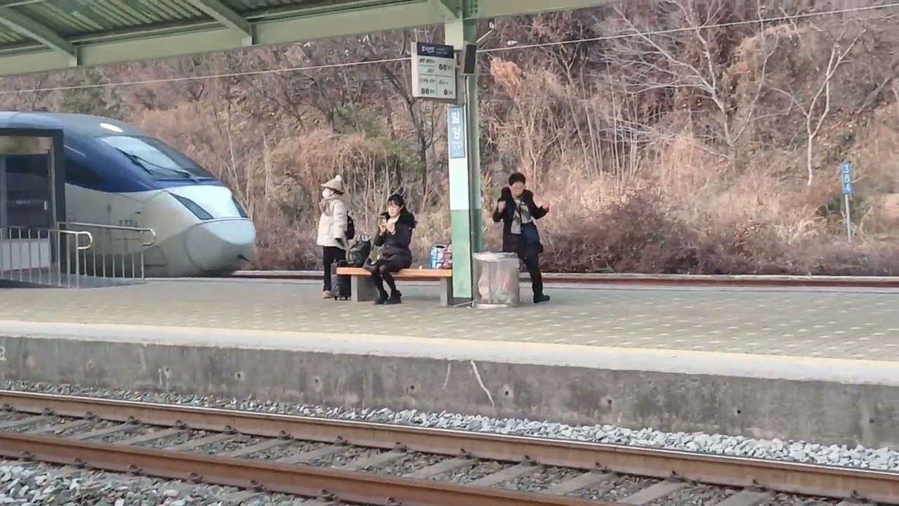 부본선으로 진입하는 ktx산천?(원래는 타는곳 3번으로 옴)