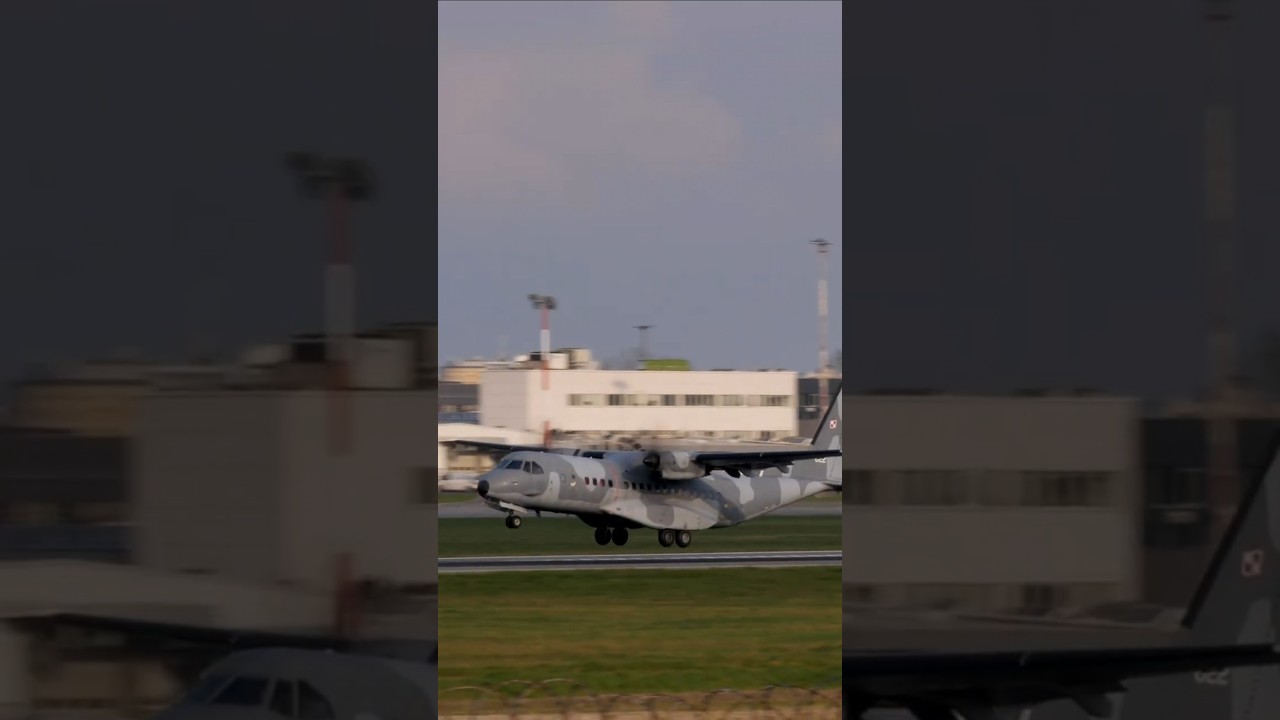 ✈️ Lądowanie wojskowego samolotu CASA C-295 nr 022 na lotnisku Chopina! 🛬 [SHORTS]