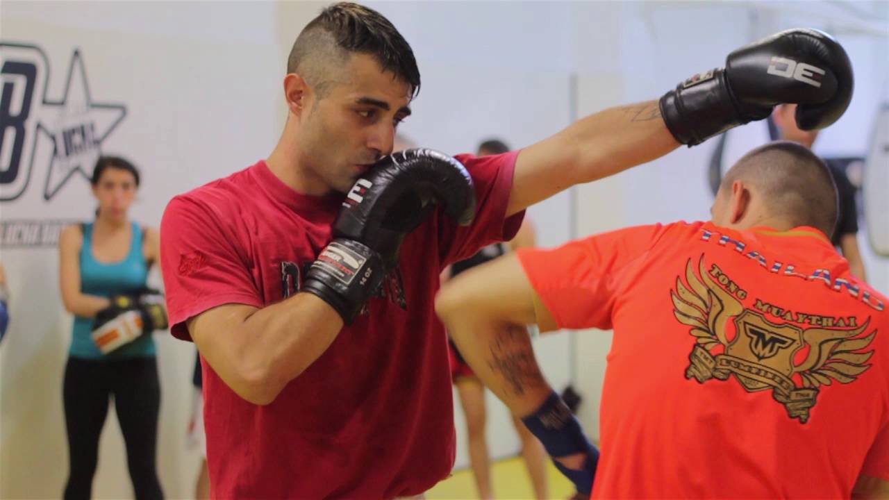 Como aprender Muay Thai Barcelona con Andres Martínez Niño Foca en El Club de la Lucha Barcelona