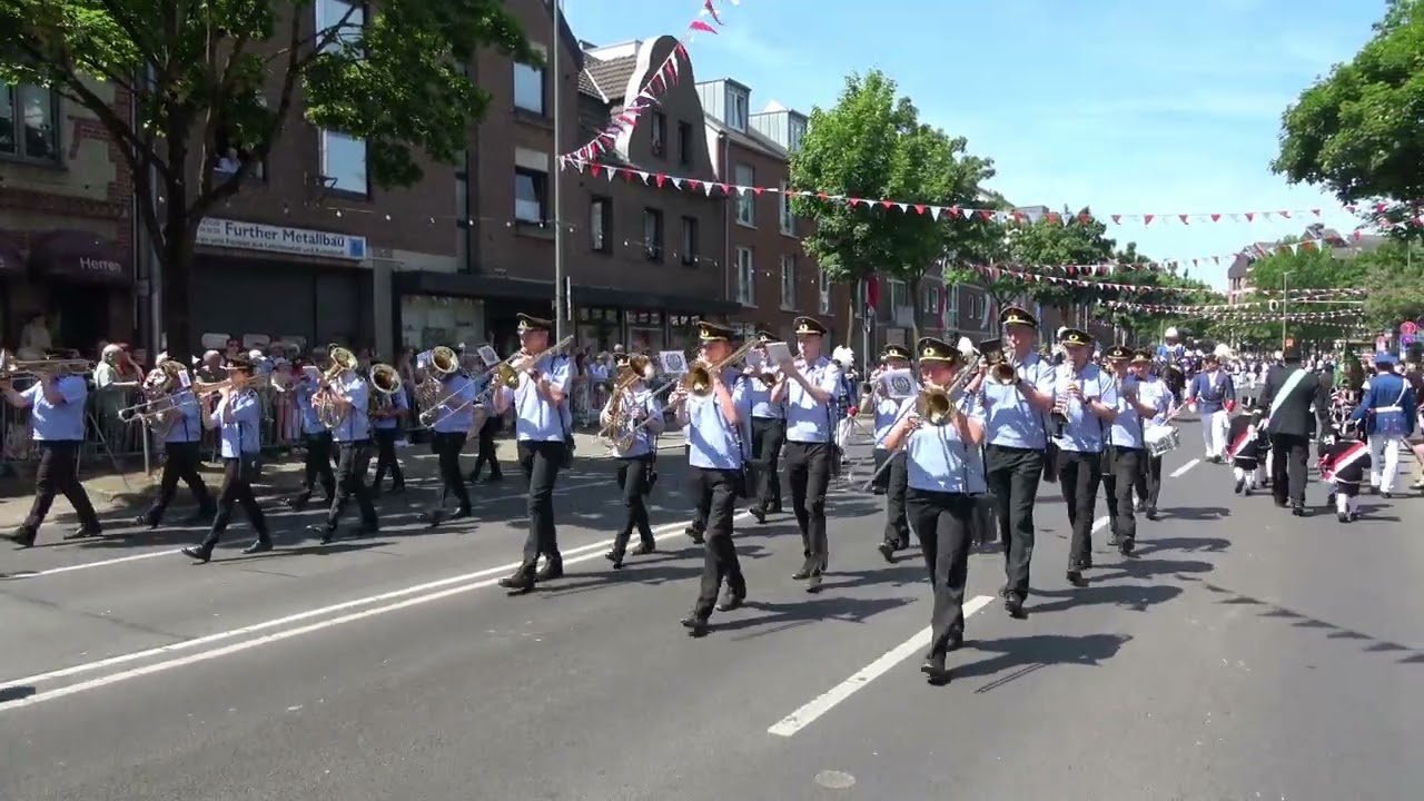 Schützenfest auf der Neusser- Furth. der Aufmarsch der Sappeure und der Grenadiere am 28. 05. 2023