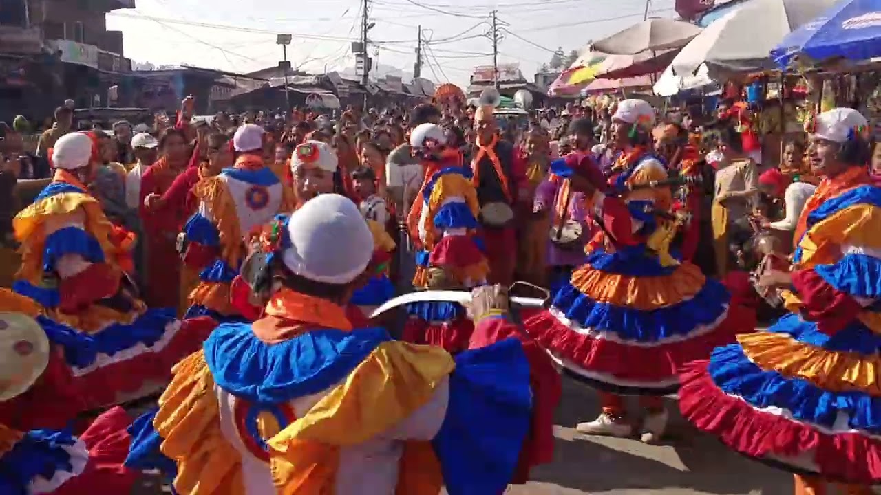 लोहाघाट स्टेशन बाजार में छोलिया नृतक