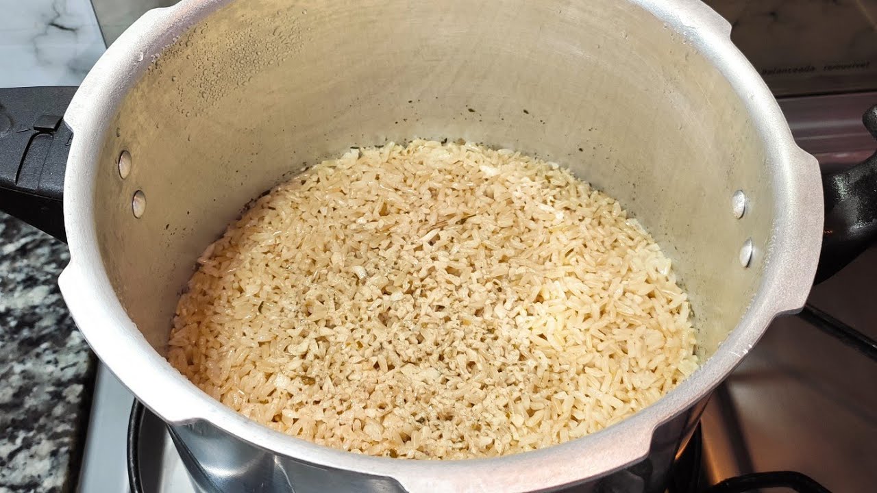 Arroz integral gostoso, só 10 min na panela de pressão !